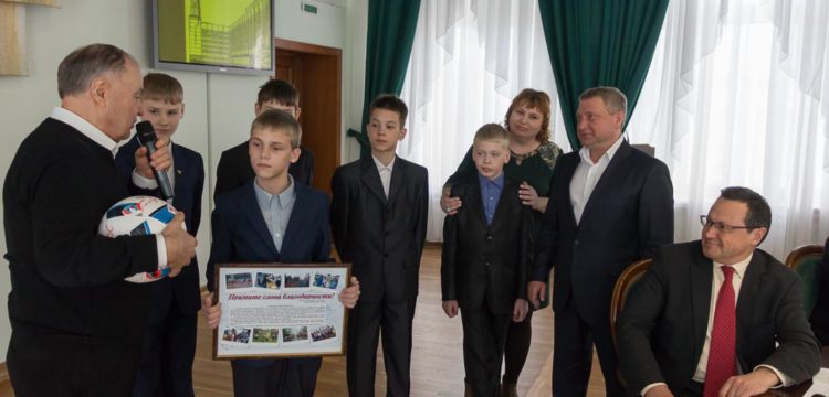 Хазрет Совмен встретился с футбольным клубом «Тотем»