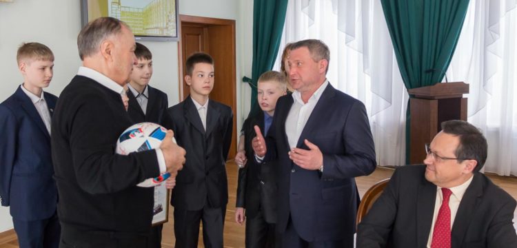 Хазрет Совмен встретился с футбольным клубом «Тотем»