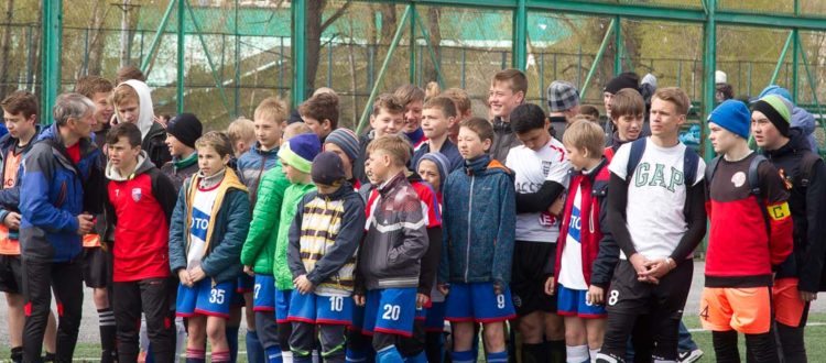 Губернатор Виктор Толоконский дал старт весеннему турниру по футболу на призы футбольного клуба 
