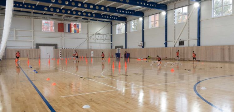 Виктор Толоконский встретился с игроками футбольного клуба 