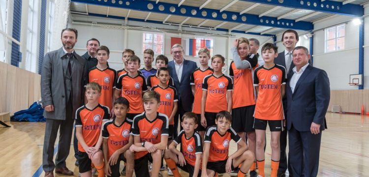 Виктор Толоконский встретился с игроками футбольного клуба 