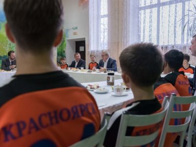 Виктор Толоконский встретился с игроками футбольного клуба