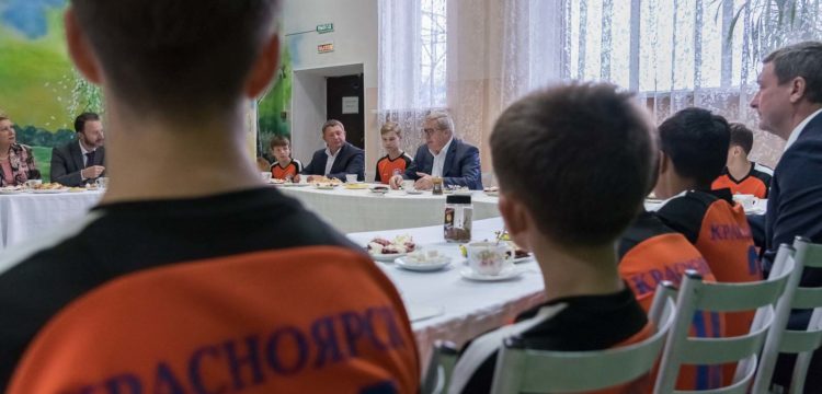 Виктор Толоконский встретился с игроками футбольного клуба 