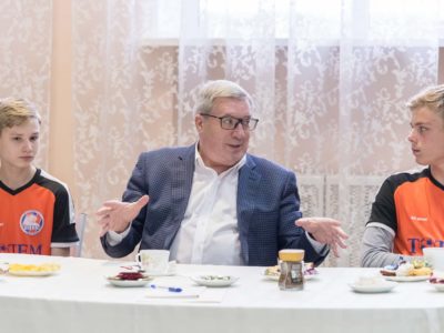 Виктор Толоконский встретился с игроками футбольного клуба