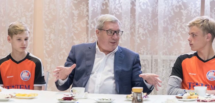 Виктор Толоконский встретился с игроками футбольного клуба 