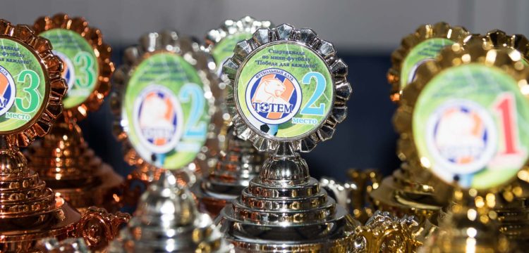 Любимая игра девчонок - футбол