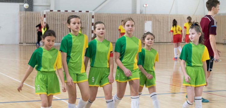 Любимая игра девчонок - футбол