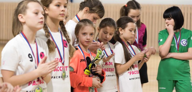 Любимая игра девчонок - футбол
