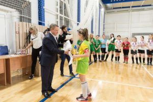 Любимая игра девчонок - футбол