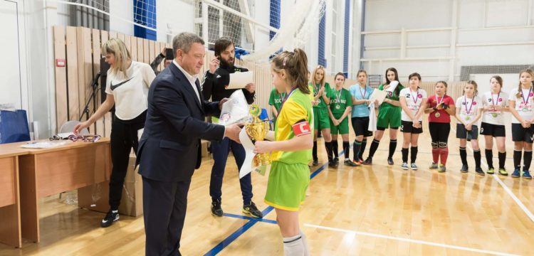 Любимая игра девчонок - футбол