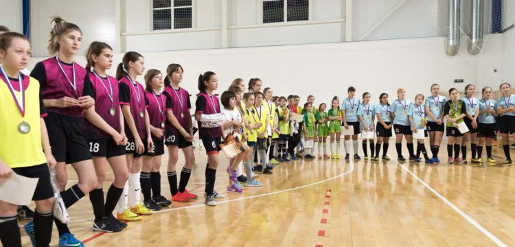 Любимая игра девчонок - футбол
