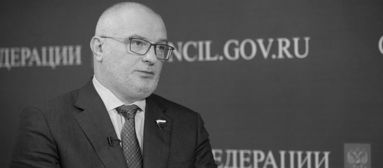 А. Клишас поздравил руководителя ФК «Тотем» с победой на соревнованиях по футболу среди команд из детских домов