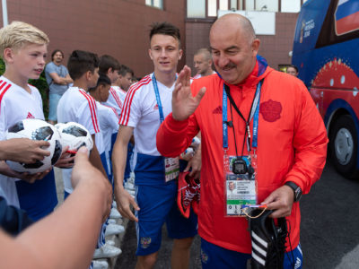 Сборная России по футболу прибыла в Самару, где в понедельник состоится матч Россия-Уругвай.