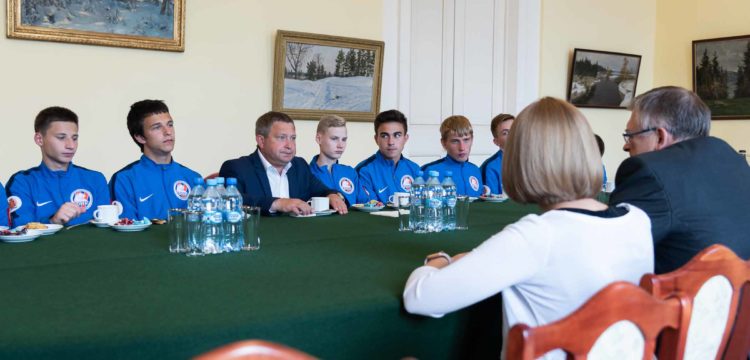 ФК «Тотем» по прибытию в Варшаву посетил посольство России