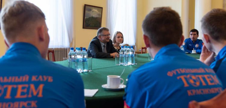 ФК «Тотем» по прибытию в Варшаву посетил посольство России