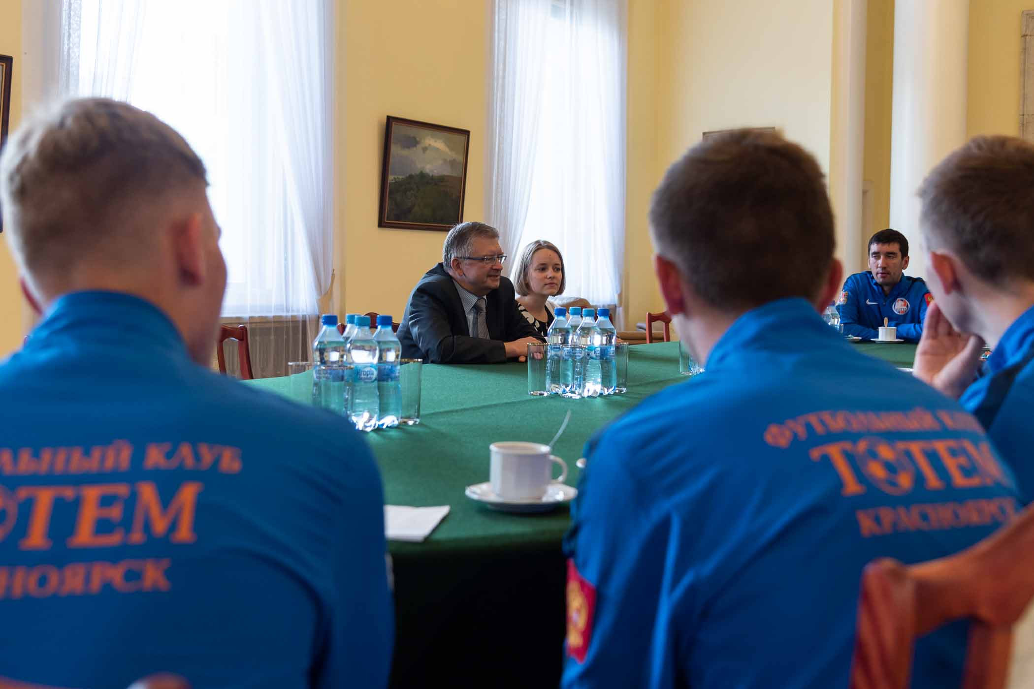 ФК «Тотем» по прибытию в Варшаву посетил посольство России