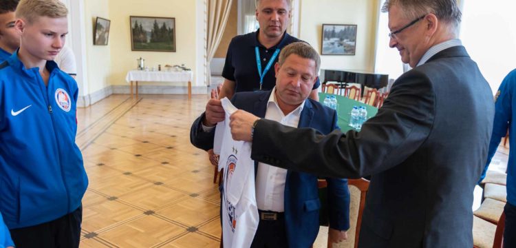 ФК «Тотем» по прибытию в Варшаву посетил посольство России