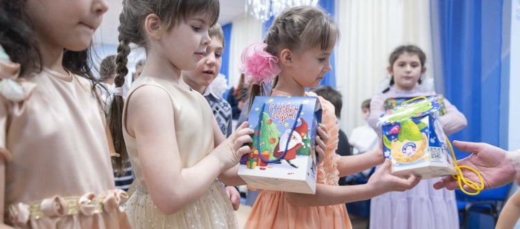 «Елка волшебства» принесла праздник ребятам детских домов