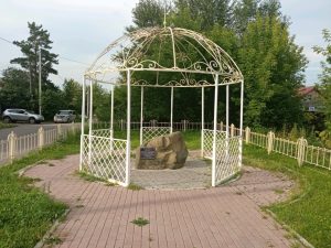 Памятный камень в честь Прасковьи Суриковой