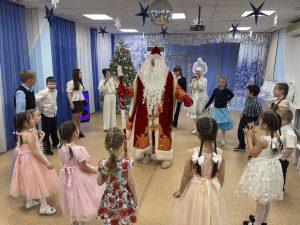 «Елка волшебства» подарила праздник ребятам Центра семьи и детей