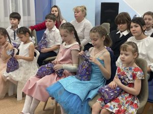 «Елка волшебства» подарила праздник ребятам Центра семьи и детей