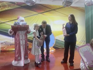 «Елку волшебства» радушно встретили в Назаровском детском доме